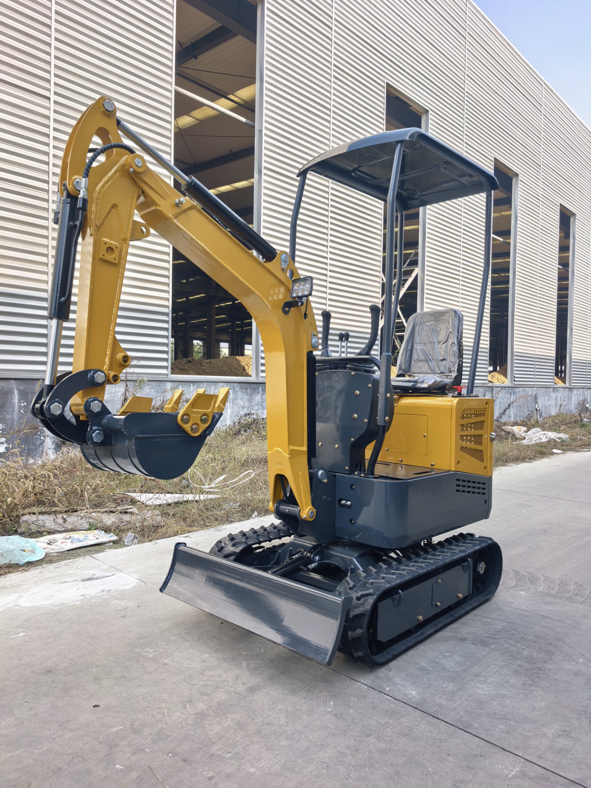 Mini Excavators Delivered to Europe | DDP Mini Excavator Supplier SHENGJIE mini excavator outside factory